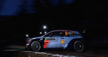 Neuville squarcia la notte con i fari della sua Hyundai
