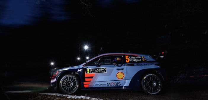 Neuville squarcia la notte con i fari della sua Hyundai