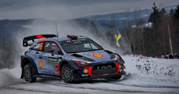 NEUVILLE TAKES CONTROL La I 20 di Neuville controlla gli avversari.