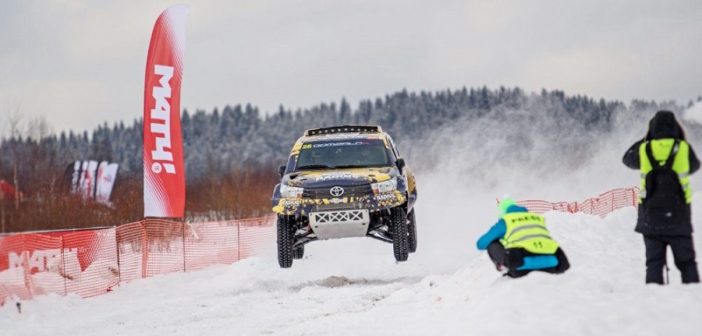 La Toyota Hilux di Domzala vola sul ghiaccio.