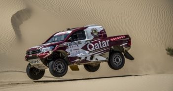 La Toyota Hilux di Nasser sulle dune di Dubai.