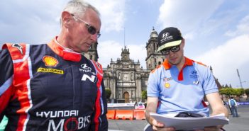 KENNARD PASSA LA MANO John Kennard e Paddon studiano il tracciato di Placa Zocalò in Messico.
Day 1
Photographer: Helena El Mokni
Worldwide copyright: Hyundai Motorsport GmbH