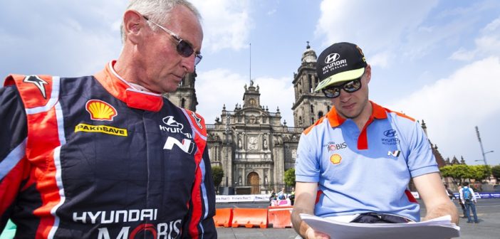 John Kennard e Paddon studiano il tracciato di Placa Zocalò in Messico.
Day 1

Photographer: Helena El Mokni
Worldwide copyright: Hyundai Motorsport GmbH