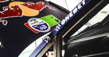 La Ford Fiesta di Ogier a cofano alzato