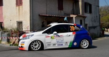 UNDER POLLARA E PISANI BRILLANO La Peugeot 208 R2 di Pollara in azione nella Garfagnana