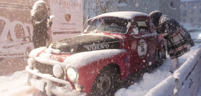 I partecipanti alla partenza sotto una copiosa nevicata