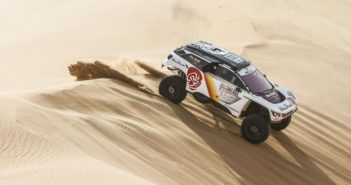 La Peugeot di Al Qassimi sulle dune di Abu Dhabi.
