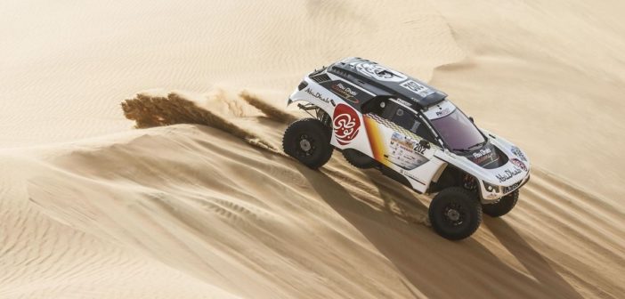 La Peugeot di Al Qassimi sulle dune di Abu Dhabi.