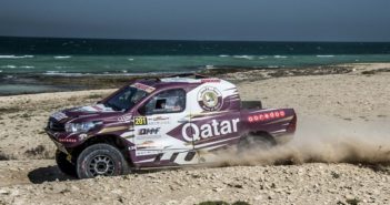 L'Hilux di Al Attiyah sulle dune delle spiagge del Qatar.