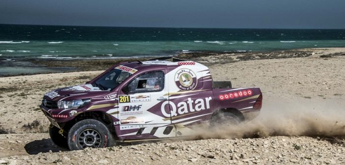 L'Hilux di Al Attiyah sulle dune delle spiagge del Qatar.