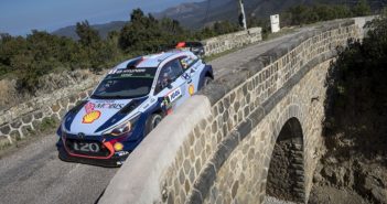 CORSICA E’ L’ORA DI NEUVILLE La Hyundai di Neuville passa dalla parte del ponte dei vincitori.