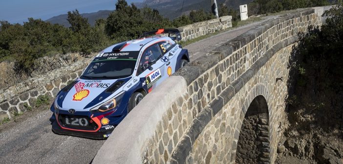 La Hyundai di Neuville passa dalla parte del ponte dei vincitori.