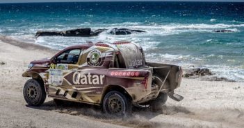 La Toyota Hilux di Al Attiyah vola sulle dune del mar Caspio.