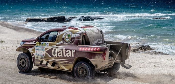 La Toyota Hilux di Al Attiyah vola sulle dune del mar Caspio.