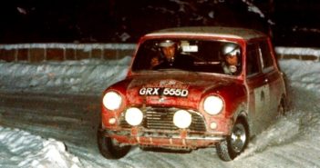 Makinen al volante della Mini sulle strade del Montecarlo.