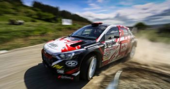 BASSO MORDE IL TER La Hyundai i20 R5 di Basso detta il passo in Transilvania.