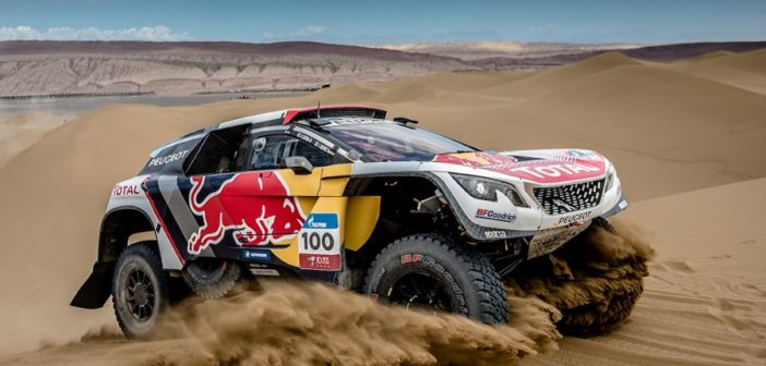 La Peugeot di Despres cavalca le dune Asiatiche.