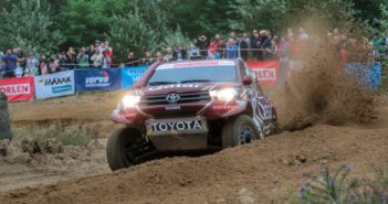 Il Toyota Hilux Evo di Al Attiyah detta il passo anche sulle strade Polacche.