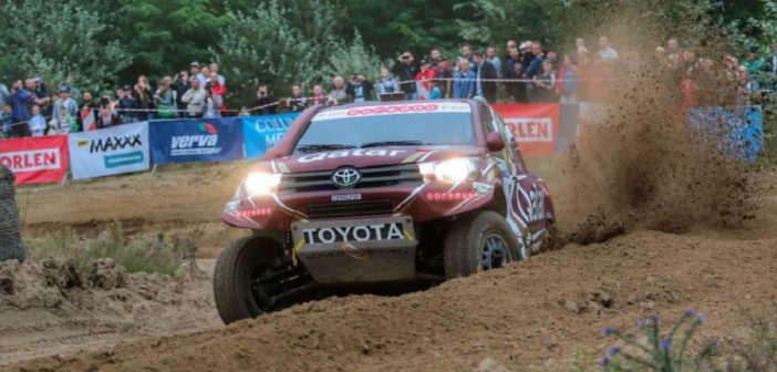 Il Toyota Hilux Evo di Al Attiyah detta il passo anche sulle strade Polacche.