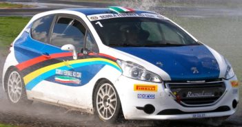 Un auto della scuola federale in azione.