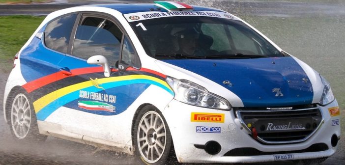 Un auto della scuola federale in azione.