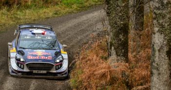 OGIER PARTE A TUTTA La Fiesta di Ogier vola sul fango.