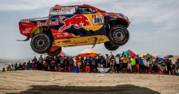 Nasser Al Attiyah parte a bomba sul suo Hilux Evo