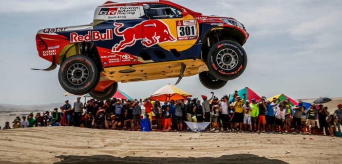 Nasser Al Attiyah parte a bomba sul suo Hilux Evo