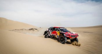 Despres fa volare la sua Peugeot sulla soffice sabbia Peruviana.