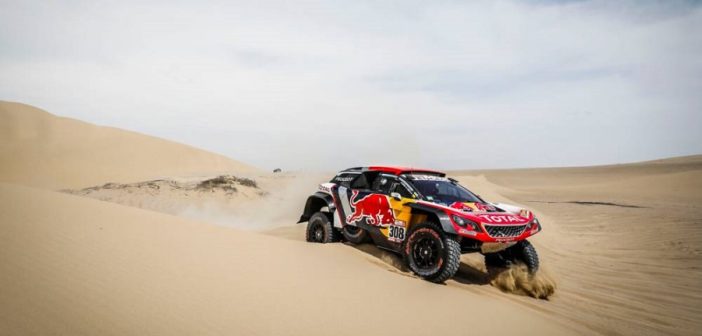 Despres fa volare la sua Peugeot sulla soffice sabbia Peruviana.