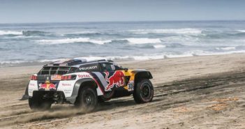 Loeb nei chilometri sulla sabbia delle spiaggie del Pacifico