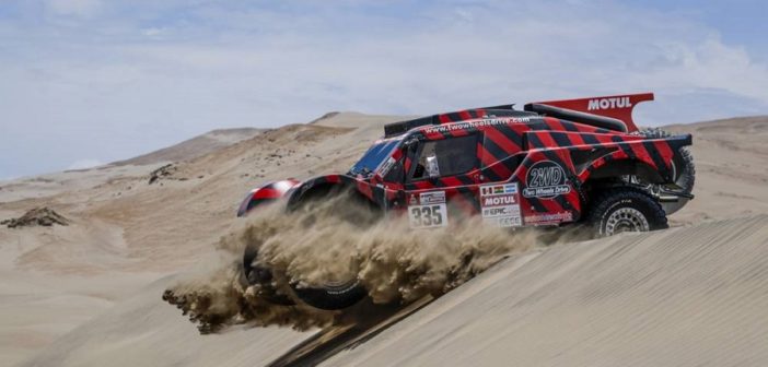 Il buggy di Amos piega le dune del Perù.