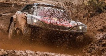 La 3008 DKR di Sainz non teme il fango.