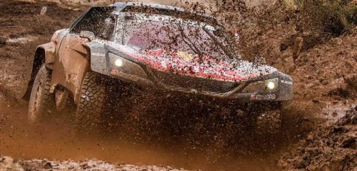 La 3008 DKR di Sainz non teme il fango.