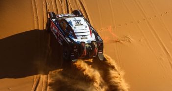 Il buggy di Serradori vola sulla sabbia della Mauritania.