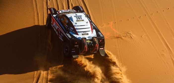 Il buggy di Serradori vola sulla sabbia della Mauritania.