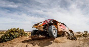 La Peugeot 3008 DKR Maxi di Peterhansel segna lo scratch di giornata.