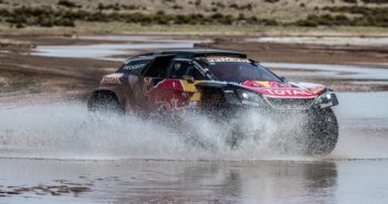 In Bolivia la Dakar inciampa nuovamente in acqua e fango.