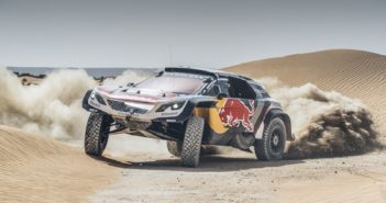 Peterhansel con la 3008 DKR Maxi nei test sulle dune del Marocco.