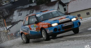 Simon Wagner con la vecchia Mazda 323 sta mettendo in fila un folto plotone di R5.