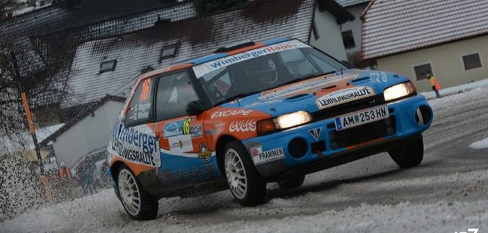 Simon Wagner con la vecchia Mazda 323 sta mettendo in fila un folto plotone di R5.