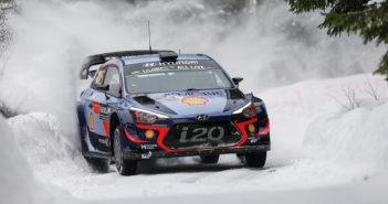 Neuville fa danzare la sua Hyundai sul ghiaccio.