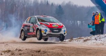 Martin Sesks in azione con la sua Peugeot 208 R2 nel campionato di casa.