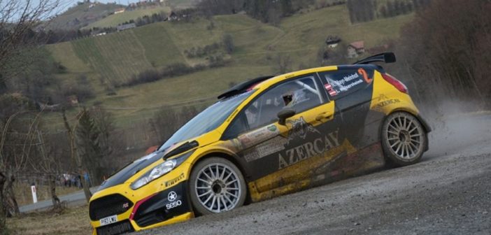 La Fiesta R5 di Mayr mentre si lascia alle spalle tutto il gruppo.