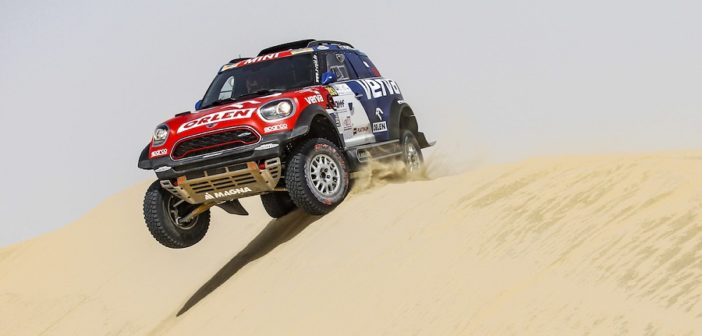 La Mini de vincitore sulle dune del Qatar.