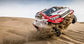 Il Toyota Hilux di De Villiers sulla sabbia delle dune Peruviane