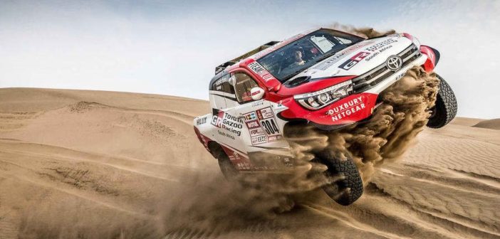 Il Toyota Hilux di De Villiers sulla sabbia delle dune Peruviane