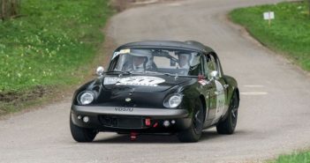 Favaro in azione sulla sua Lotus Elan