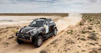 La Mini countryman del vincitore nel deserto Kazako