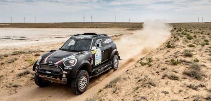 La Mini countryman del vincitore nel deserto Kazako